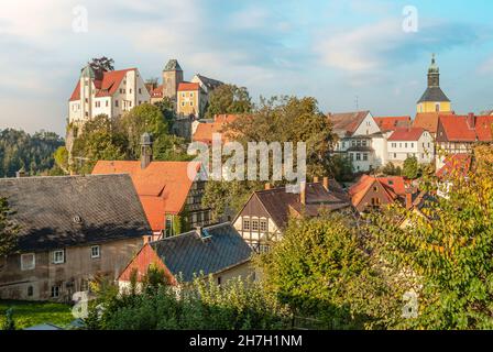 Castello di Hohnstein in autunno, Sassonia, Germania Foto Stock