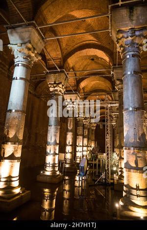 Serefiye Cistern (Teodosio Cistern), una delle tante antiche cisterne di Costantinopoli che si trovano sotto la città di Istanbul, in Turchia. Foto Stock