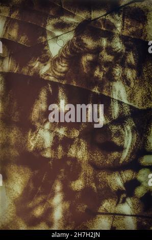 Angel prega su un sfondo astratto scuro Foto Stock