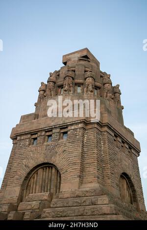 Colpo verticale del monumento alla battaglia delle nazioni a Lipsia, Germania Foto Stock