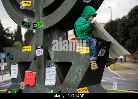 Manifestazione contro l'estensione del protocollo di emergenza di Coronavirus di fronte alla casa israeliana degli eletti - la Knesset a Gerusalemme, Israele il 22 novembre 2021. Ad un certo punto i manifestanti sono riusciti ad attraversare il blocco della polizia. I manifestanti portavano segni contro il vaccino, i vaccini per bambini, la tirannia medica, il Green Badge e l'estensione dei protocolli di emergenza in vigore dal luglio 2020. Oggi i bambini di 5-12 anni sono stati vaccinati con i vaccini Pfizer, dopo che il governo ha deciso di abilitare i vaccini infantili in tutto il paese. (Foto di Matan Golan/Sipa USA) Foto Stock