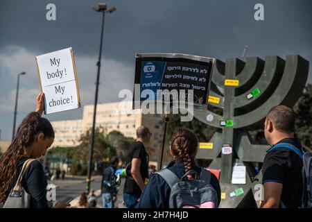 Manifestazione contro l'estensione del protocollo di emergenza di Coronavirus di fronte alla casa israeliana degli eletti - la Knesset a Gerusalemme, Israele il 22 novembre 2021. Ad un certo punto i manifestanti sono riusciti ad attraversare il blocco della polizia. I manifestanti portavano segni contro il vaccino, i vaccini per bambini, la tirannia medica, il Green Badge e l'estensione dei protocolli di emergenza in vigore dal luglio 2020. Oggi i bambini di 5-12 anni sono stati vaccinati con i vaccini Pfizer, dopo che il governo ha deciso di abilitare i vaccini infantili in tutto il paese. (Foto di Matan Golan/Sipa USA) Foto Stock