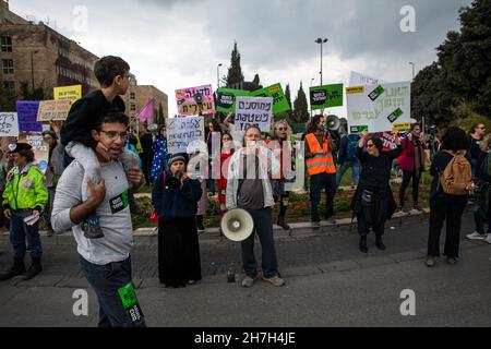 Manifestazione contro l'estensione del protocollo di emergenza di Coronavirus di fronte alla casa israeliana degli eletti - la Knesset a Gerusalemme, Israele il 22 novembre 2021. Ad un certo punto i manifestanti sono riusciti ad attraversare il blocco della polizia. I manifestanti portavano segni contro il vaccino, i vaccini per bambini, la tirannia medica, il Green Badge e l'estensione dei protocolli di emergenza in vigore dal luglio 2020. Oggi i bambini di 5-12 anni sono stati vaccinati con i vaccini Pfizer, dopo che il governo ha deciso di abilitare i vaccini infantili in tutto il paese. (Foto di Matan Golan/Sipa USA) Foto Stock