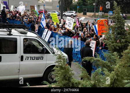 Manifestazione contro l'estensione del protocollo di emergenza di Coronavirus di fronte alla casa israeliana degli eletti - la Knesset a Gerusalemme, Israele il 22 novembre 2021. Ad un certo punto i manifestanti sono riusciti ad attraversare il blocco della polizia. I manifestanti portavano segni contro il vaccino, i vaccini per bambini, la tirannia medica, il Green Badge e l'estensione dei protocolli di emergenza in vigore dal luglio 2020. Oggi i bambini di 5-12 anni sono stati vaccinati con i vaccini Pfizer, dopo che il governo ha deciso di abilitare i vaccini infantili in tutto il paese. (Foto di Matan Golan/Sipa USA) Foto Stock