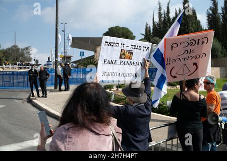 Manifestazione contro l'estensione del protocollo di emergenza di Coronavirus di fronte alla casa israeliana degli eletti - la Knesset a Gerusalemme, Israele il 22 novembre 2021. Ad un certo punto i manifestanti sono riusciti ad attraversare il blocco della polizia. I manifestanti portavano segni contro il vaccino, i vaccini per bambini, la tirannia medica, il Green Badge e l'estensione dei protocolli di emergenza in vigore dal luglio 2020. Oggi i bambini di 5-12 anni sono stati vaccinati con i vaccini Pfizer, dopo che il governo ha deciso di abilitare i vaccini infantili in tutto il paese. (Foto di Matan Golan/Sipa USA) Foto Stock