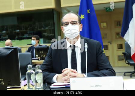 Bruxelles, Belgio. 22 novembre 2021. Il primo ministro francese Jean CASTEX è presentato al Palais d'Egmont di Bruxelles, in Belgio, il 22 novembre 2021 durante le cosiddette riunioni ''Val Duchesse'', con l'obiettivo di migliorare il coordinamento strategico nei settori della sicurezza e della lotta al terrorismo tra Francia e Belgio. CASTEX è stato poi trovato positivo a Covid-19. (Credit Image: © Valeria Mongelli/ZUMA Press Wire) Foto Stock