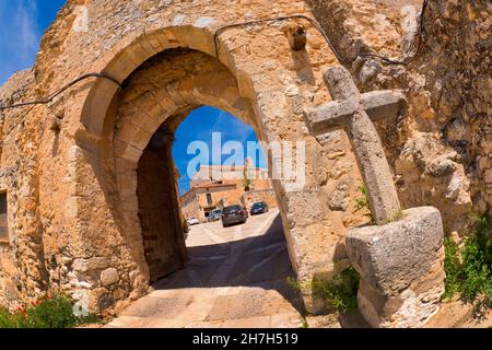 Arco de la Villa, ingresso principale del villaggio, villaggio monumentale medievale di Maderuelo, Maderuelo, Segovia, Castilla y León, Spagna, Europa Foto Stock