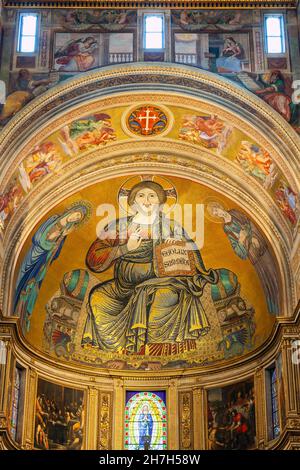 Europa, Italia, Toscana, Pisa, Cattedrale di Pisa (Cattedrale di Pisa) che mostra il particolare di un intricato pannello dipinto sopra l'altare Foto Stock