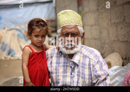 Taiz, Yemen- 08 Ott 2021 : un anziano vive con la sua famiglia in un campo per gli sfollati che fuggono dalla guerra nello Yemen, Taiz Foto Stock