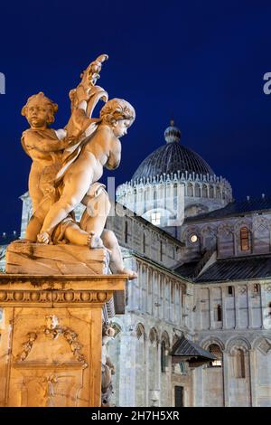 Europa, Italia, Toscana, Pisa, Statua delle Cherubine in Piazza del Duomo con la Cattedrale di Pisa Foto Stock