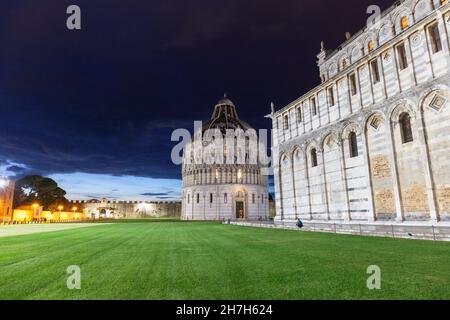 Europa, Italia, Toscana, Pisa, Piazza del Duomo con il Battistero di San Giovanni e il Duomo di Pisa di notte Foto Stock