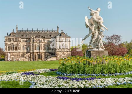 Scultura di fronte al Palazzo d'Estate nel Grande Giardino di Dresda, Sassonia, Germania Foto Stock