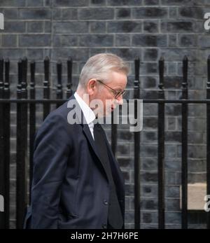 Downing Street, Londra, Regno Unito. 23 novembre 2021. Michael Gove MP, Segretario di Stato per il livellamento, l'edilizia e le comunità, Ministro per le relazioni intergovernative a Downing Street per la riunione settimanale del gabinetto. Credit: Malcolm Park/Alamy Live News. Foto Stock