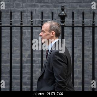 Downing Street, Londra, Regno Unito. 23 novembre 2021. Dominic Raab MP, vice primo Ministro, Lord Cancelliere, Segretario di Stato per la Giustizia, a Downing Street per la riunione settimanale del gabinetto. Credit: Malcolm Park/Alamy Live News. Foto Stock