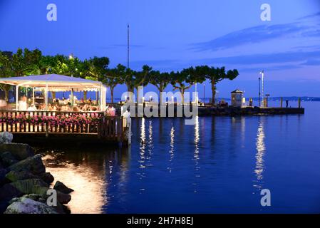 Al porto di Torri del Benaco, sponda orientale, Lago di Garda, Veneto, Italia Foto Stock