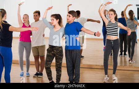 Gruppo di salsa danzante teen in studio di danza Foto Stock