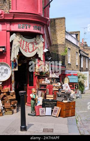 Alice's Antiques, un famoso negozio d'epoca a Portobello Road, Notting Hill, Londra, Regno Unito. Foto Stock