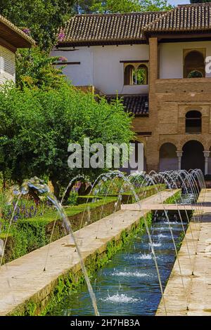 Fontane in un giardino nel Generalife, il palazzo estivo e tenuta di campagna dei governanti Nasridi dell'Emirato di Granada Foto Stock