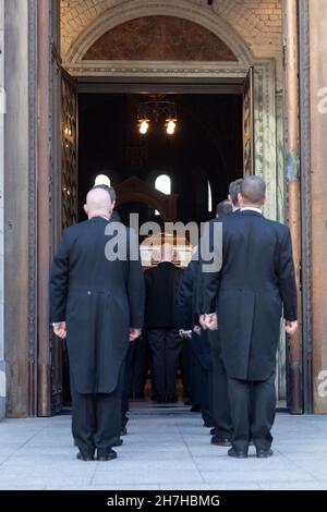 Londra, Regno Unito. 23 novembre 2021. I Pallbearers hanno visto custodire la bara alla Cattedrale di Westminster.David Amess era un politico britannico che ha servito come membro del Parlamento (MP) per Southend West, che è stato ucciso il mese scorso durante una riunione di chirurgia del collegio elettorale. Stamattina si è svolto un servizio funebre alla Cappella di Westminster. (Foto di Belinda Jiao/SOPA Images/Sipa USA) Credit: Sipa USA/Alamy Live News Foto Stock