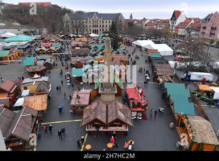 Erfurt, Germania. 23 novembre 2021. I visitatori camminano attraverso il mercatino di Natale di Erfurt. La maggior parte delle città della Turingia hanno cancellato i loro mercati di Natale a causa delle preoccupanti cifre di infezione. Ora è in corso un inasprimento delle misure Corona. Il parlamento di Stato discuterà ulteriori restrizioni il 24 novembre. Non è pertanto chiaro se i mercati natalizi potranno rimanere aperti fino alla fine di dicembre. Credit: Martin Schutt/dpa-Zentralbild/dpa/Alamy Live News Foto Stock