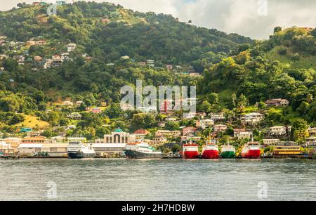 Porto pieno di navi e case sulla collina, Kingstown, Saint Vincent e Grenadine Foto Stock