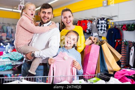 genitori con due bambine durante lo shopping familiare Foto Stock