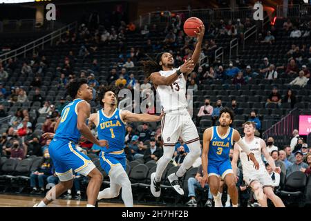 La guardia dei cavalieri Bellarmine Dylan Penn (13) segna un layup durante una partita di pallacanestro NCAA contro i Bruins UCLA, lunedì 22 novembre 2021, a Las Vegas, Foto Stock