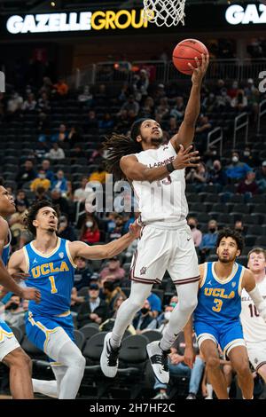 La guardia dei cavalieri Bellarmine Dylan Penn (13) segna un layup durante una partita di pallacanestro NCAA contro i Bruins UCLA, lunedì 22 novembre 2021, a Las Vegas, Foto Stock