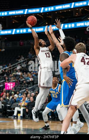 La guardia dei cavalieri Bellarmine Dylan Penn (13) spara durante una partita di pallacanestro NCAA contro i Bruins UCLA, lunedì 22 novembre 2021, a Las Vegas, Nevada (Jo Foto Stock