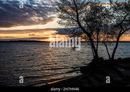 Tramonto a Chiemsee, Übersee, Baviera, Germania Foto Stock