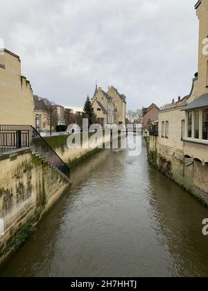 VALKENBURG, PAESI BASSI - 26 dicembre 2019: Un colpo verticale di un canale e di vecchi edifici costieri sotto un cielo grigio a Valkenburg, Paesi Bassi Foto Stock