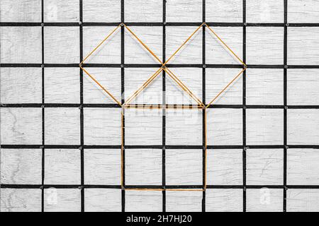 Geoplano bianco in legno e unghie griglie nere dipinte con fasce di gomma per ufficio che rappresentano il teorema pitagorico Foto Stock