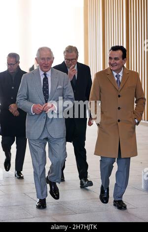 Il Principe del Galles (a sinistra) con il CEO AstraZeneca Pascal Soriot durante una visita ad AstraZenaca per aprire ufficialmente il loro nuovo centro globale di ricerca e sviluppo al Cambridge Biomedical Campus. Data foto: Martedì 23 novembre 2021. Foto Stock