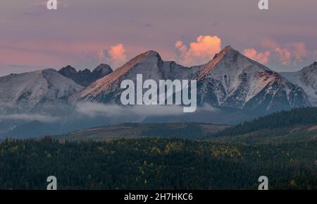 Vista sulle vette innevate in una bella e suggestiva mattinata. Monte Tatra, Slovacchia Foto Stock