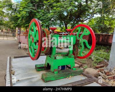 Estrattore di succo di canna da zucchero a Gulbarga, Karnataka, India. Foto Stock