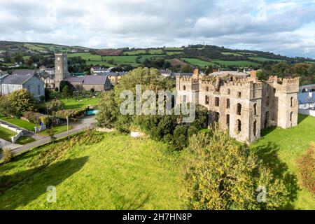 Vista aerea della città storica di Raphoe e il castello rimane nella contea di Donegal - Irlanda. Foto Stock