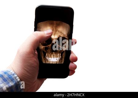 Immagine isolata della mano dell'uomo che tiene un telefono con una scansione a raggi X del cranio. Diagnosi digitale del cancro e della malattia Foto Stock