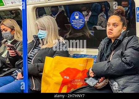 Londra, Regno Unito. 11 Nov 2021. La confusione della maschera continua nel sottosuolo nonostante i segnali di avvertimento. Il tubo è più trafficato e le maschere sono ancora obbligatorie, ma numeri crescenti stanno ignorando l'istruzione condotta da messaggi misti da parte del governo. Credit: Guy Bell/Alamy Live News Foto Stock