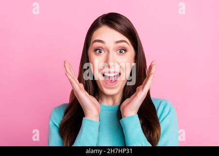 Foto ritratto di ragazza stupita sorridente overjoyed isolato su sfondo color rosa pastello Foto Stock