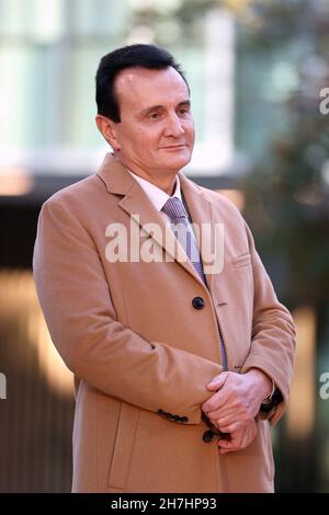 (Sinistra-destra) CEO AstraZeneca Pascal Soriot, durante una visita ad AstraZenaca per aprire ufficialmente la loro nuova struttura globale di Ricerca e sviluppo al Cambridge Biomedical Campus. Data foto: Martedì 23 novembre 2021. Foto Stock