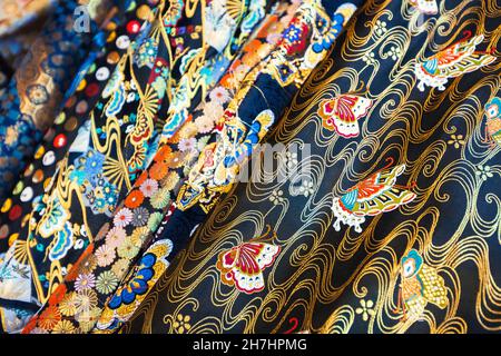 Close-up di kimono materiale per la vendita in un mercato nella città di Kyoto, Giappone Foto Stock