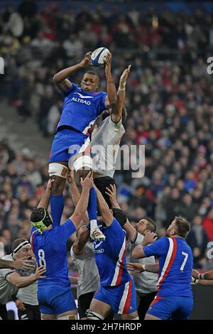 France National Rugby torna la fila Cameron Woki (#4) in azione durante una partita tra la Nuova Zelanda All Blacks e la Francia a Rugby Autumn Internationals 2 Foto Stock