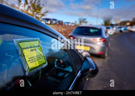 Auto con biglietto per il parcheggio sulla finestra Foto Stock