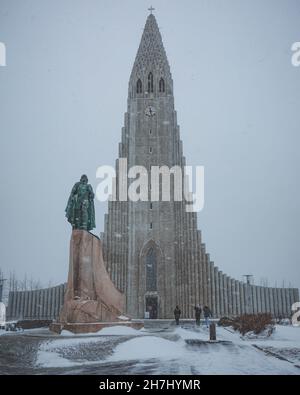 Reykjavik, Islanda - 07 aprile 2021: Chiesa di Hallgrimskirkja nel centro di Reykjavik durante la tempesta invernale della neve. Foto Stock