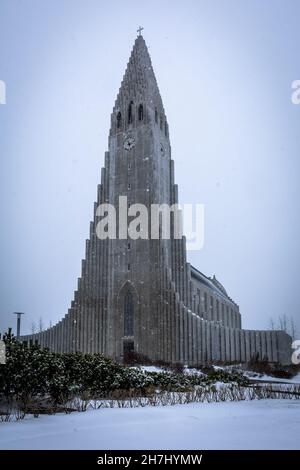 Reykjavik, Islanda - 07 aprile 2021: Chiesa di Hallgrimskirkja nel centro di Reykjavik durante la tempesta invernale della neve. Foto Stock