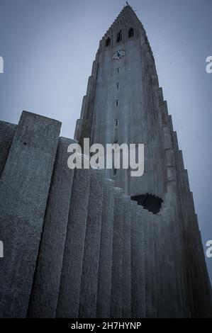 Reykjavik, Islanda - 07 aprile 2021: Chiesa di Hallgrimskirkja nel centro di Reykjavik durante la tempesta invernale della neve. Foto Stock