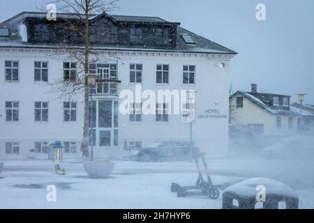 Reykjavik, Islanda - 07 aprile 2021: Hotel Leifur Ericsson in inverno, durante una neve Blizzard. Foto Stock