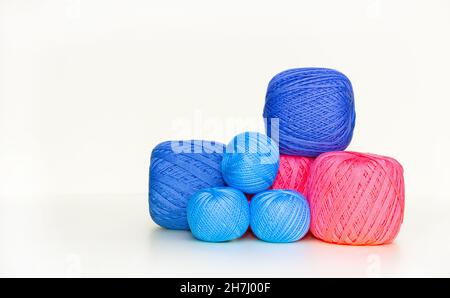 Palle di filato multicolore, grandi disegni per qualsiasi scopo. Sfondo bianco. Concetto di hobby. Foto Stock