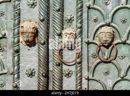 Porta del portale principale, Basilica di San Marco, Piazza San Marco, Venezia, Italia Foto Stock