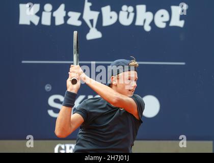 Holger Rune (DEN) in azione al Kitzbuehel Open 2021, Kitzbuhel, Tirolo, Austria. Foto Stock